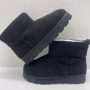 Michael Kors WINNIE BOOTIE
FAUX CURLY SHEARLING
Black
 Black Sherpa Ankle Boots